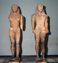 クレオビスとビトンの兄弟を描いた大理石の彫像 ギリシャ文明、紀元前6世紀