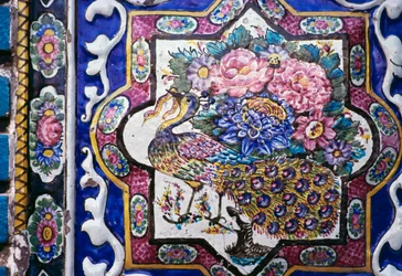 イラン、ケルマンシャー州、テキーエ・モアベン・オル・モルクのポリクローム・タイル装飾「孔雀と花