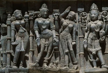 インド、グジャラート州パリタナ、シャトルンジャヤの丘にある寺院群、ヴィマラヴァシ・トゥクのアディシュヴァラ寺院、女性像を描いたレリーフ
