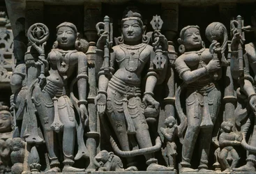 インド、グジャラート州パリタナ、シャトルンジャヤの丘にある寺院群、ヴィマラヴァシ・トゥクのアディシュヴァラ寺院の男女像を描いたレリーフ