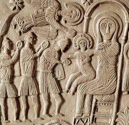 中世の考古学（Middle Ages）。ロンバルディアの蛮族芸術：マギの崇拝、ラチス公の祭壇の低レリーフ彫刻、ロンバルディア美術、737-744年。チヴィダーレ・デル・フリウリ、クレティアン美術館、大聖堂の宝物