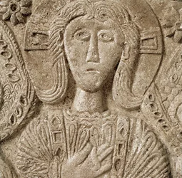 中世の考古学（Middle Ages）。ロンバルディアの蛮族芸術：キリストの細部、ラチス公爵の祭壇の低浮き彫り。彫刻、ロンバルディア美術、737-744年。チヴィダーレ・デル・フリウリ、クレティアン美術館、大聖堂の宝物