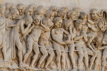 イタリア、ウンブリア州、オルヴィエート大聖堂のファサードにある、ロレンツォ・マイターニ（1275年から1330年以前）とエイドによる浅浮彫り「最後の審判の場面」と「黙示録の物語」の詳細
