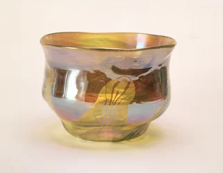 Favrile Bowl、ニューヨークのガラス装飾会社用、1894年頃（虹色の黄色のガラス）