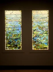 ヒトデのある窓（「春」）とイソギンチャクのある窓（「夏」）、c.1885-1895（ガラス、鉛、鉄、木製フレーム（オリジナル））