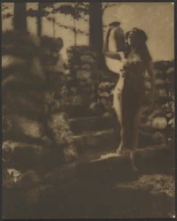 石段の上の水差しを持つ踊り子