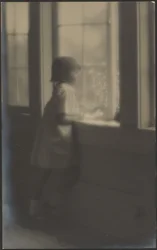 [窓の外を眺める少女］