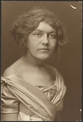 [正装した女性の肖像]。