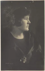 [毛皮のケープを着た女性の肖像]。