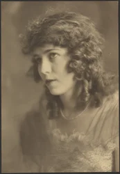 [ガーゼ・ショールの女性の肖像]。