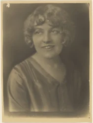 [サテンシャツを着た女性の肖像]。