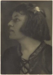 [蝶のヘアクリップをつけた女性の肖像]。