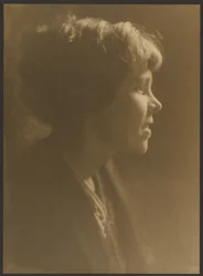 [ルーズなお団子ヘアの女性の肖像]。