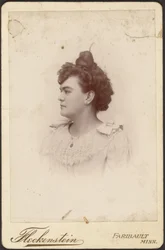 [高いお団子の女性の肖像]。