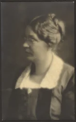 [本を開いた女性の肖像（トリミング）] 。