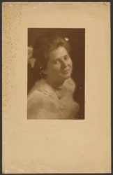 [白いヘアリボンをつけた女性の肖像]。