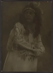 [ネイティブ・アメリカンの格好をした女性］