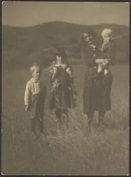 [畑の中の女と3人の子供たち］
