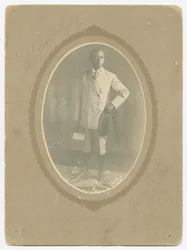 学校に向かうエイモス・ハーパーの写真。 1910年。