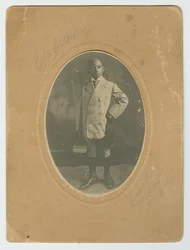 学校に向かうルシアス・ハーパー・ジュニアの写真（1910年頃）。