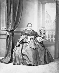 スタジオ写真でポーズをとるノーブル・ローマン