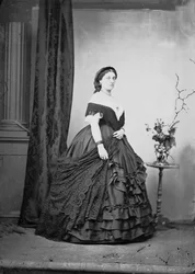 スタジオ写真でポーズをとるノーブル・ローマン
