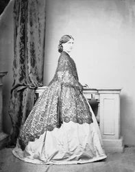 スタジオ写真でポーズをとるノーブル・ローマン