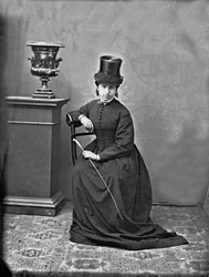 ノーブル・ローマンの服を着てポーズをとるスタジオ写真