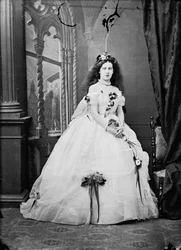 スタジオ写真でポーズをとる若いローマ貴族の女性の肖像