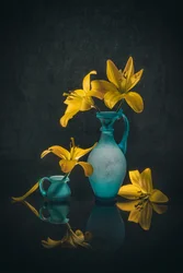 金色のユリと青緑色の花瓶