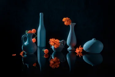 オレンジ色の花と青い花瓶