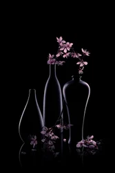 暗い花瓶のピンクの花々