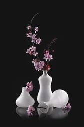 ピンクの花、すりガラスの花瓶
