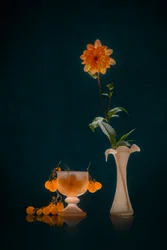 温かみのあるダリアの静物画