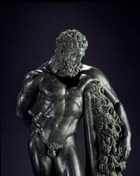ギリシャ美術：「休息するヘラクレス」、部分。シキュオンのリュシッポス（紀元前395-305年）に帰属するブロンズ彫刻、紀元前4世紀。スルモーナのヘラクレス・クリヌス神殿出土。国立考古学博物館、キエーティ、イタリア