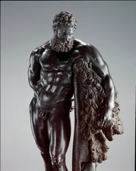 ギリシャ美術：「休息するヘラクレス」、部分。シキュオンのリュシッポス（紀元前395-305年）による紀元前4世紀のブロンズ彫刻。スルモーナ、ヘラクレス・クリヌス神殿出土。イタリア、キエーティ、国立考古学博物館