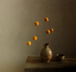 現代の静物画「浮遊する球体」