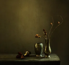 ムーディで素朴な静物画