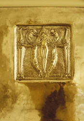 もともと暖炉の上のNo. 120 Mains Street、Glasgow、Repousseの金属製プラーク用に設計された家具、c.1900（金属）