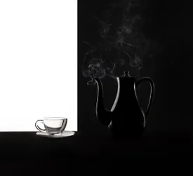 湯気を立てるコーヒーとの対比