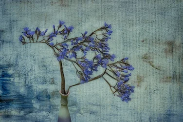 素朴なブルーの花柄の花瓶