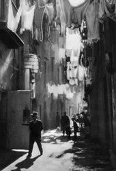 イタリア、ナポリの狭い通り1937