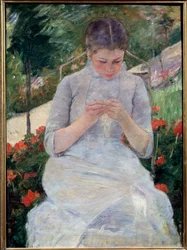 庭にいる若い女の子。"Woman sewing in a garden "とも書かれています。メアリー・カサット（1844-1926）の絵画、1880-1882年頃の作品。キャンバスに油彩。おぼろげながら、92x63cm。オルセー美術館