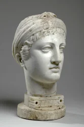 ギリシャの女性の胸像（大理石）（876114も参照）