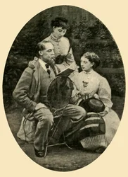 「娘たちに読み聞かせるチャールズ・ディケンズ、1865年」、1910年