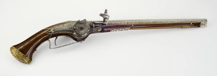 ホイールロックホルスターピストルのペアの1つ、c.1650（鋼、蛇木、骨または角、金箔の真ちゅうと鉄）