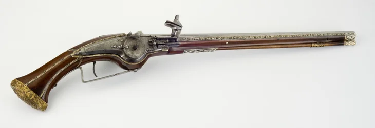 ホイールロックホルスターピストルのペアの1つ、c.1650（鋼、蛇木、骨または角、金箔の真ちゅうと鉄）