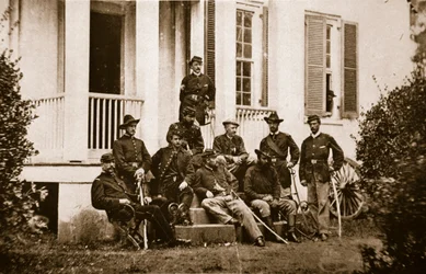マクマホン将軍本部での第164回ニューヨークボランティア、1861-65（セピア写真）