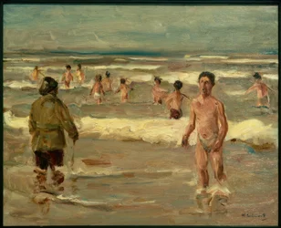 海で泳ぐ男の子