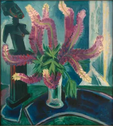 アフリカの置物のあるルピナスの静物画